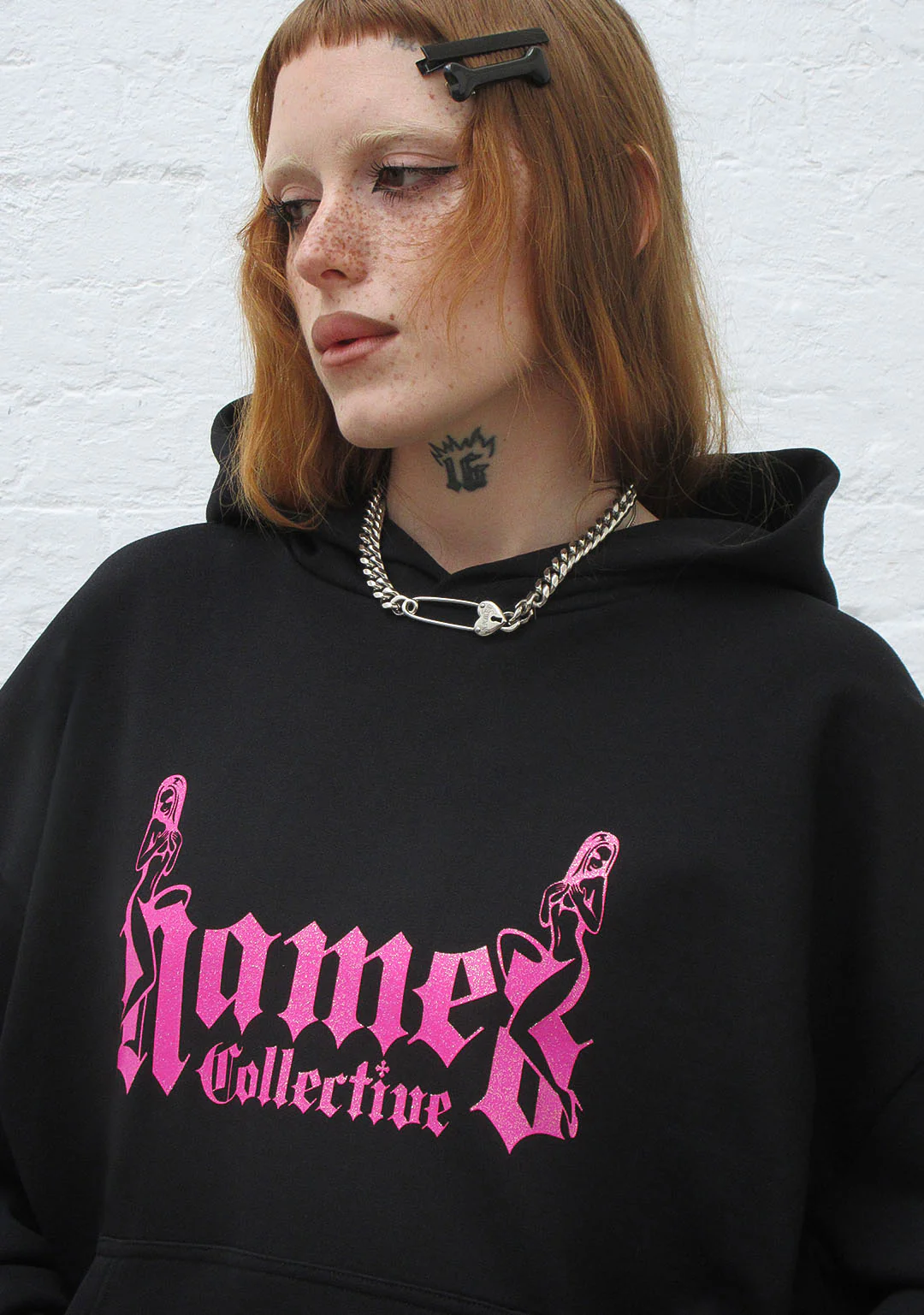ACCEPTING TIPS GLITTER LOGO PULLOVER HOODIE BLACK - Image 3