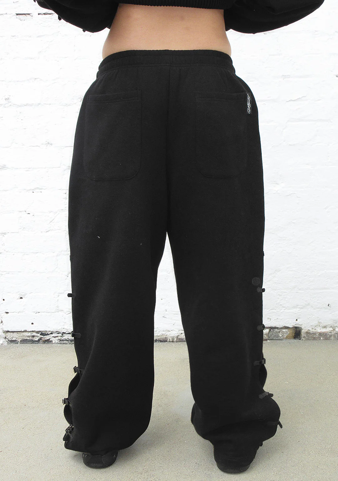 CRUSH BUCKLE OVERSIZED SWEATPANTS BLACK - Image 4