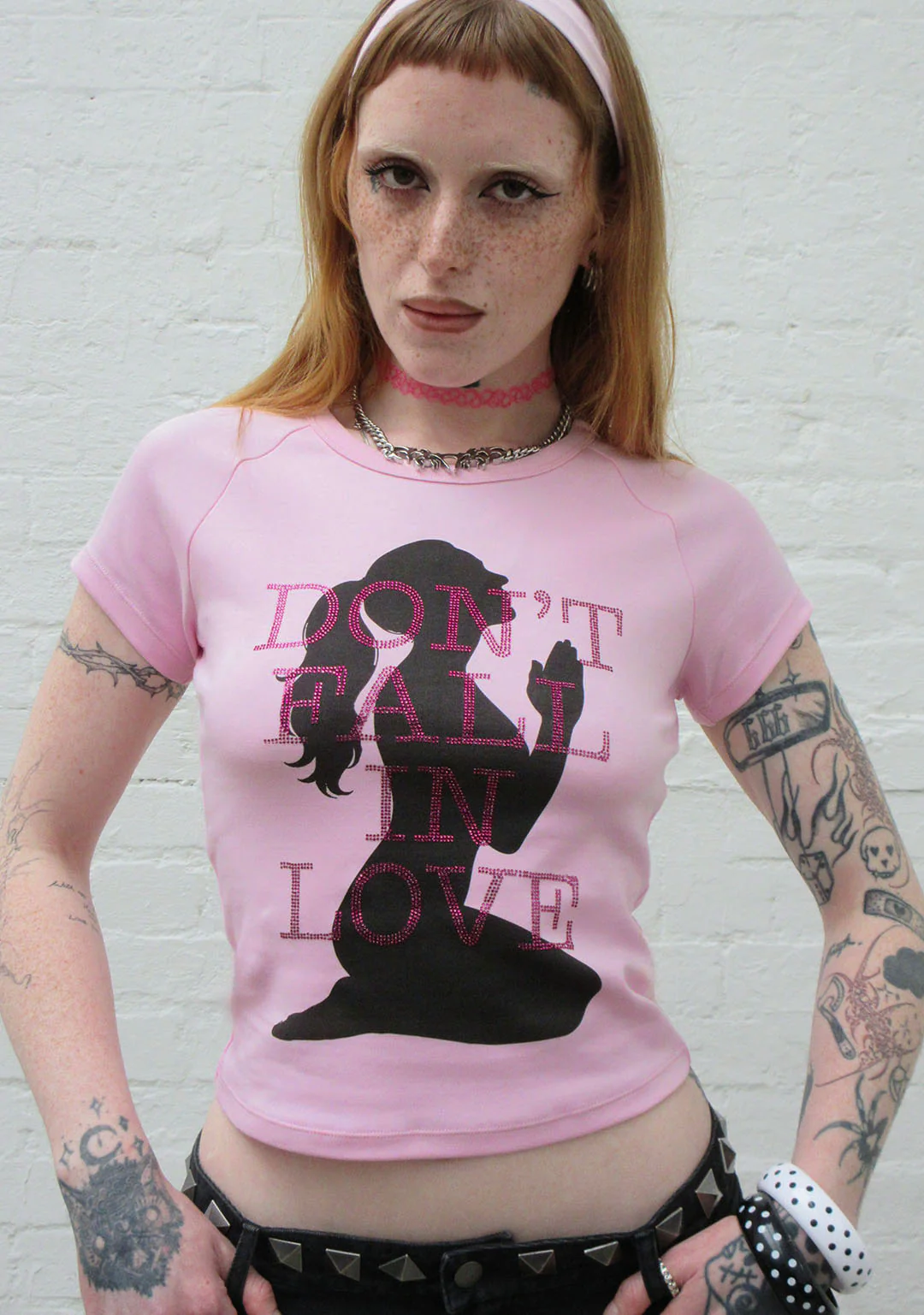 DON'T FALL IN LOVE RHINESTONE BABY TEE BABY PINK - Image 5