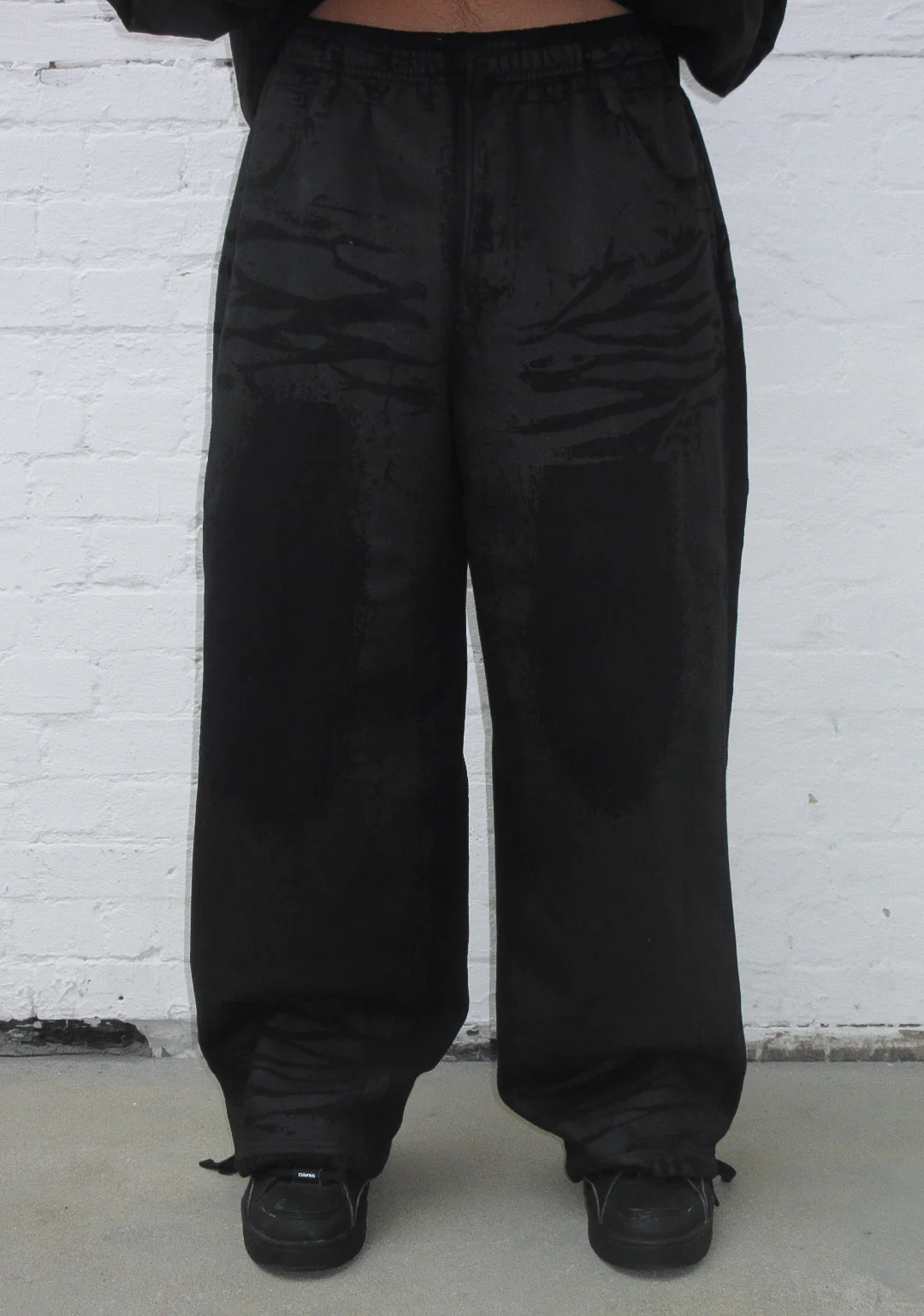 FAITHFUL LEATHER EFFECT OVERSIZED SWEATPANTS BLACK - Image 4
