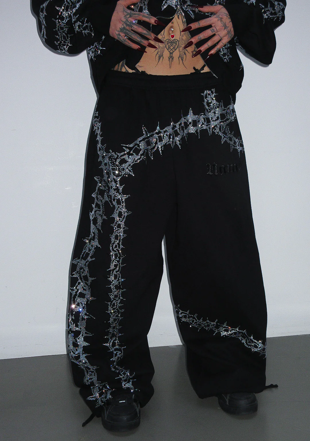 OMEN RHINESTONE OVERSIZED SWEATPANTS BLACK - Image 6