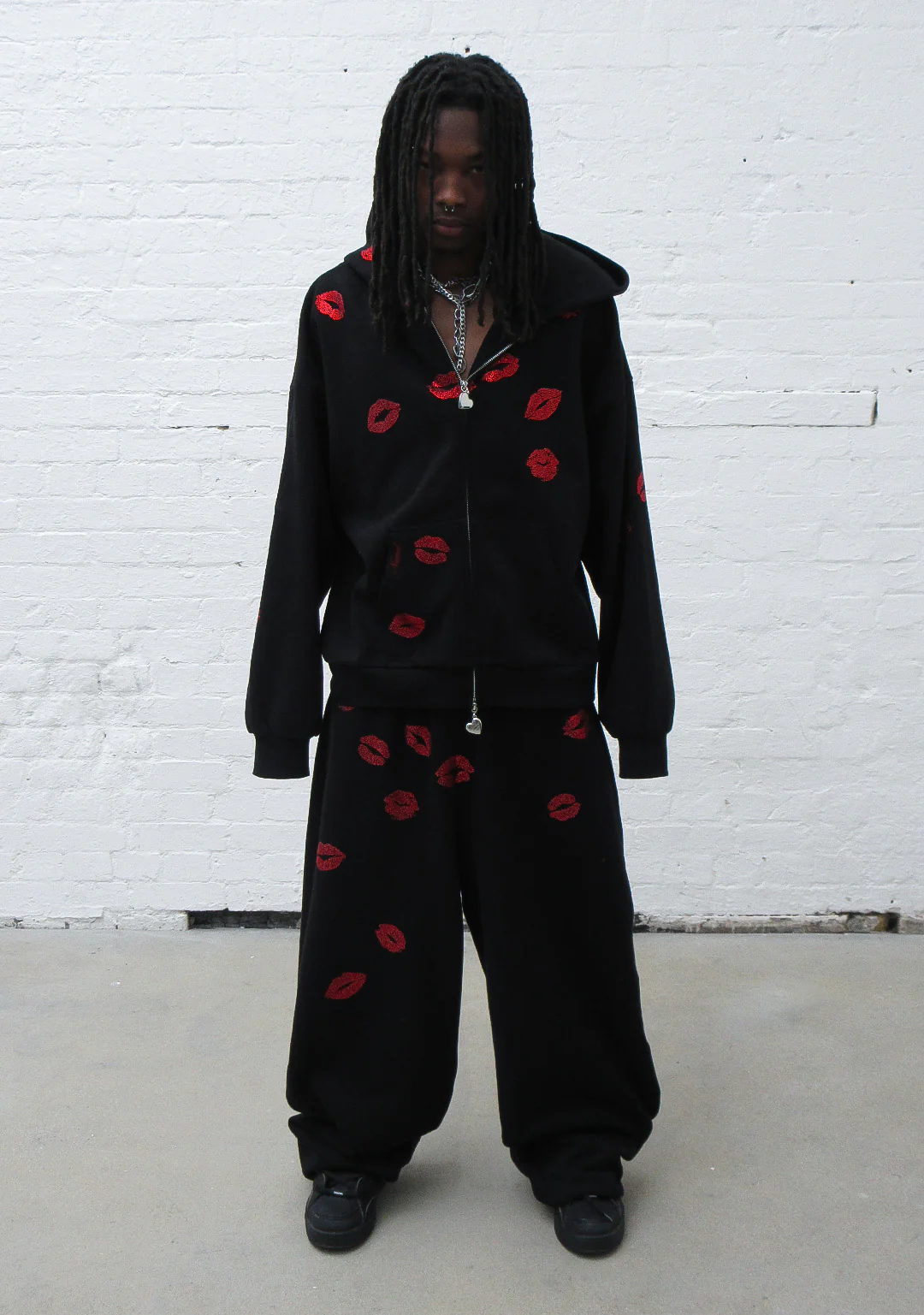TEASE RHINESTONE KISS OVERSIZED SWEATPANTS BLACK - Image 2