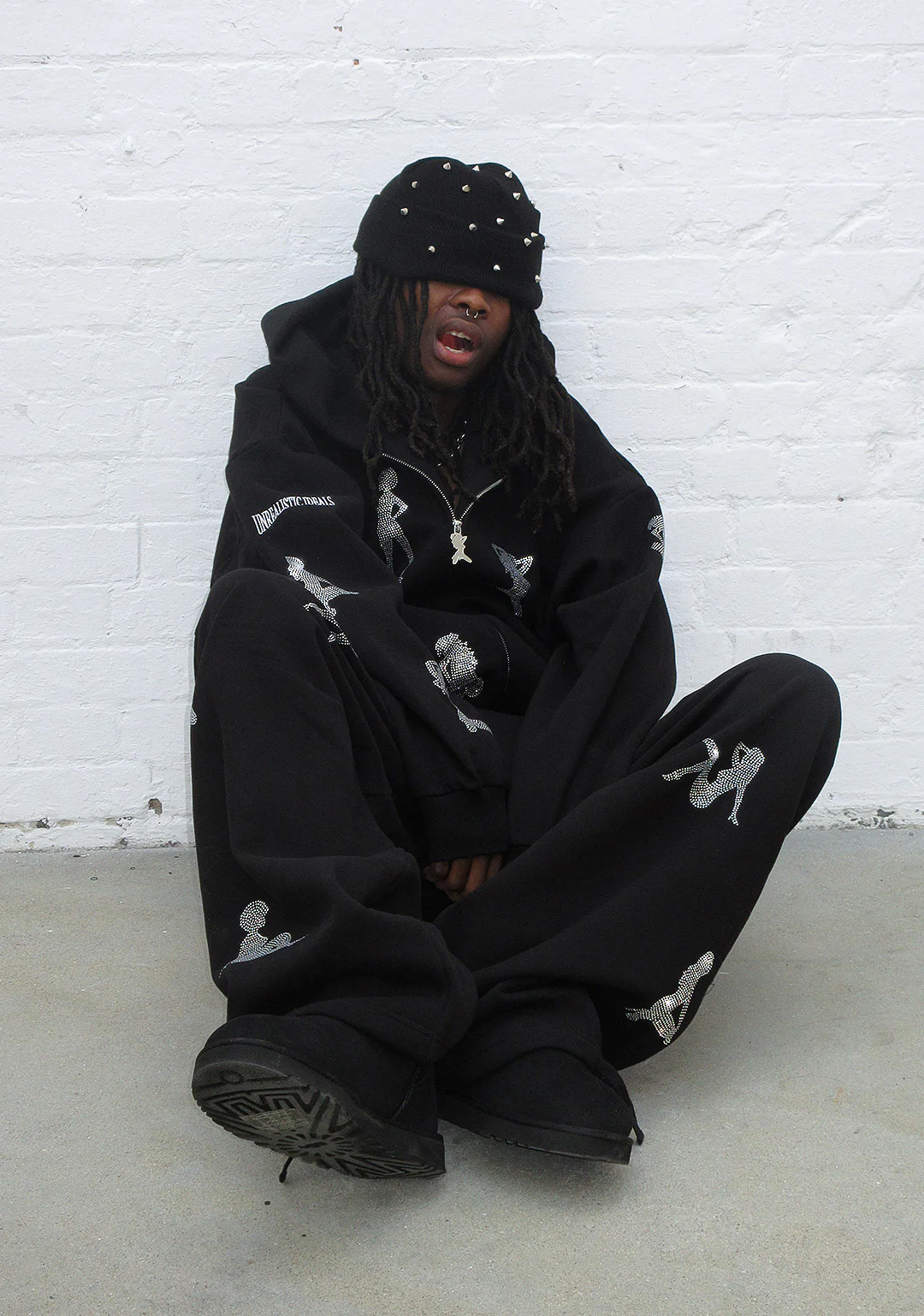 UNREALISTIC IDEALS RHINESTONE OVERSIZED SWEATPANTS BLACK - Image 3