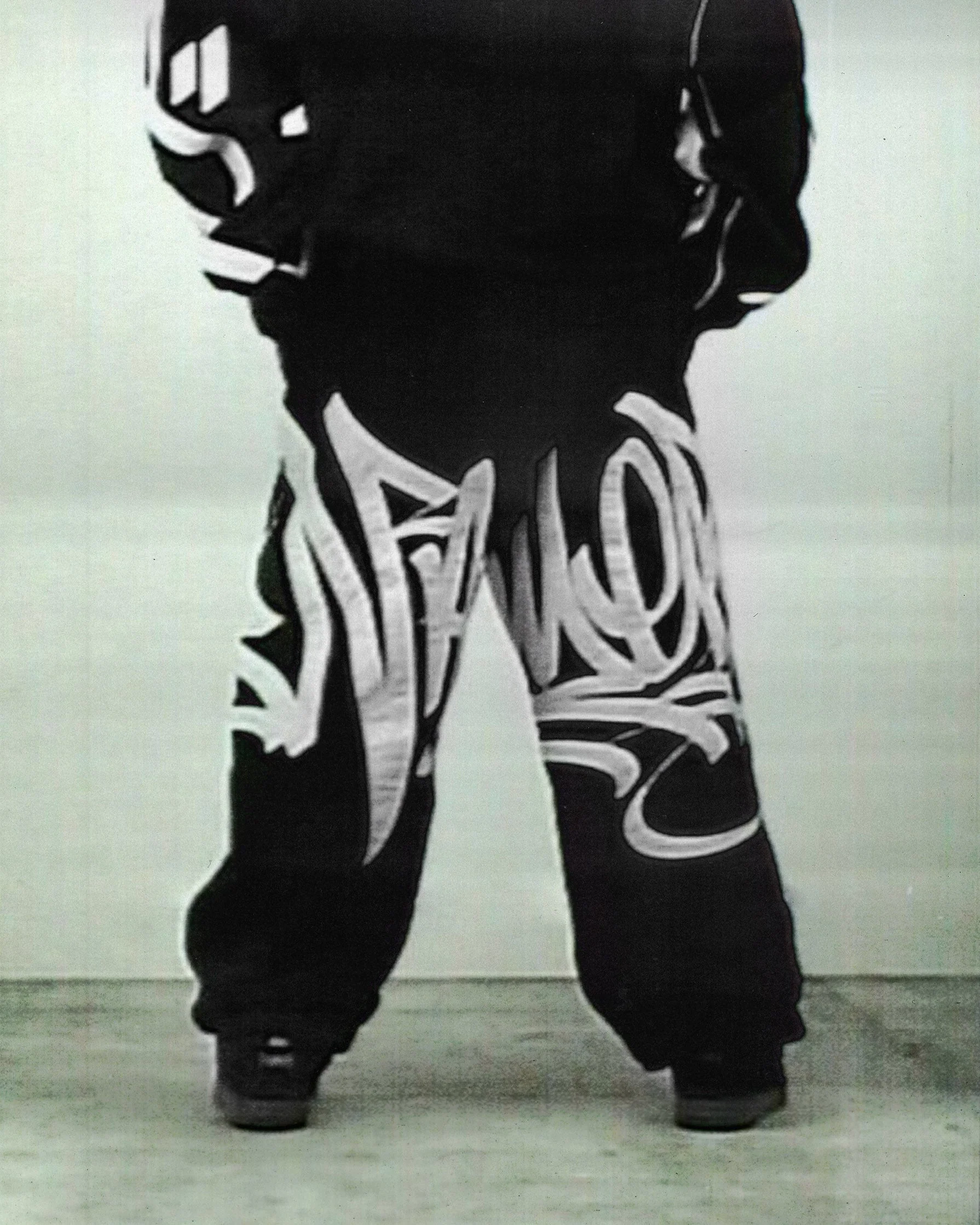VANDALISM SWEATS STENCIL BLACK - Image 4